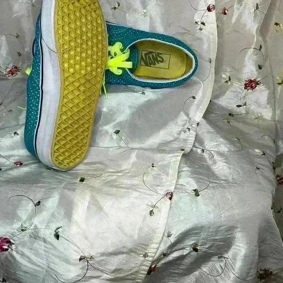 Vans Era low-top‎ dot print sneakers 
Teal & yellow women’s 6.5 skate shoes - Picture 2 of 3